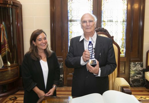 Carlos Saura asina no Libro de Ouro do Concello