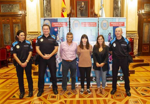 Unha estudante da Escola Pablo Picasso, creadora do novo cartel da Policía Local de Tráfico da cidade