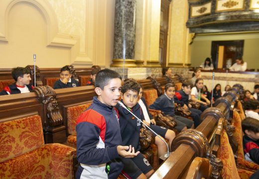 O alumnado da Grande Obra de Atocha demanda melloras nun pleno infantil sobre mobilidade