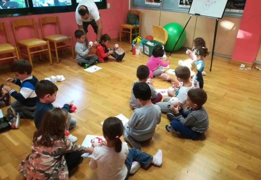 A pelota rula enche de cor as Tardes de Contos e Lendas da biblioteca de Ordes