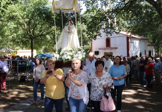 A Romaría das Virtudes reúne a milleiros de persoas de toda a provincia en Vitre (Frades)