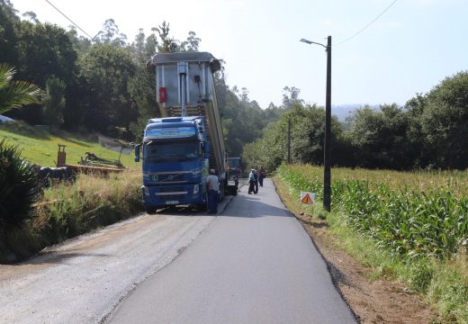 O Concello de Brión está a mellorar o firme de tres estradas de titularidade municipal nas parroquias de Ons, Viceso e Cornanda