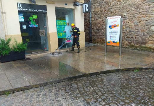 O Concello de Noia acomete unha limpeza a fondo e a desinfección das rúas do casco histórico cun vehículo de auga a presión