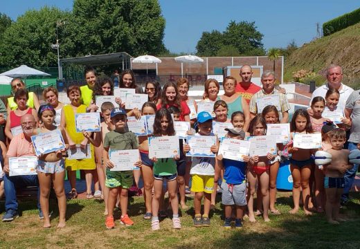 Un total de 45 persoas participaron nos cursos de natación do Concello de Frades