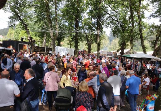 Milleiros de romeiros e devotos de toda Galicia sobrepóñense ao orballo da mañá e compren coas tradicións do Día de Santa Mina