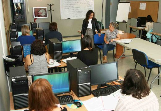 A presidenta da Mancomunidade de Ordes asiste  ao primeiro día do curso Fortalecemento da igualdade  das mulleres na procura de emprego