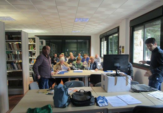 Unha quincena de veciños e veciñas de Frades asisten a unha charla sobre medidas para aforrar na factura da luz