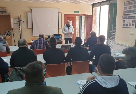 Quince veciños de Frades participan nun curso gratuíto de prevención de riscos laborais no manexo de motoserras