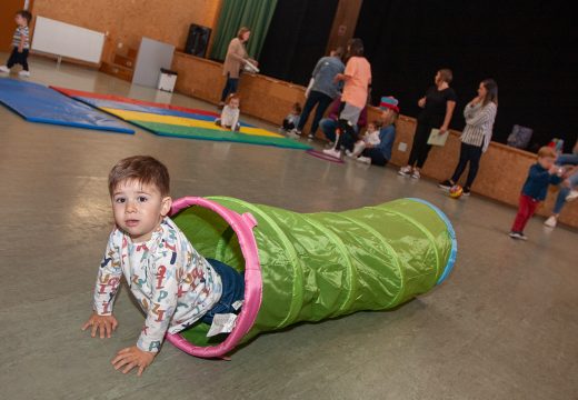 15 crianzas empezaron hoxe os Espazos das Familias canda as súas mamás e papás