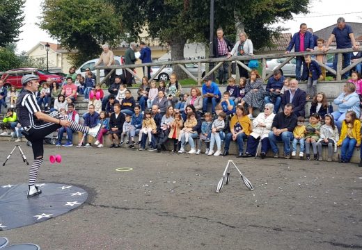 Preto dun cento de persoas asistiron o domingo á actuación de Kote Malabar en Lestedo, dentro do programa Feiras Activas