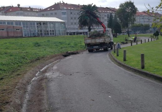 A brigada de obras do Concello de Noia realiza traballos de limpeza de cunetas e rexistros de pluviais no paseo marítimo