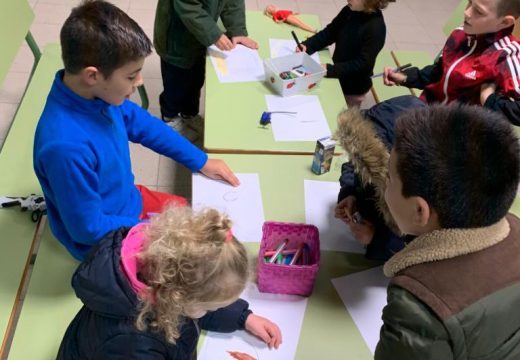 Os nenos e nenas do programa “Lousame Concilia” decoran a súa aula para o Samaín