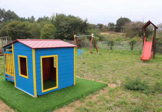 O Concello de Lousame cambia os xogos do parque infantil de Vilacova