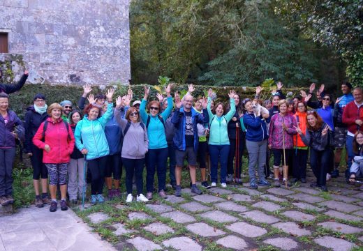 Unha trintena de persoas participa na ruta de Galicia Sendeirismo “Cores de outono” polo Río Vilacoba e as minas de San Finx