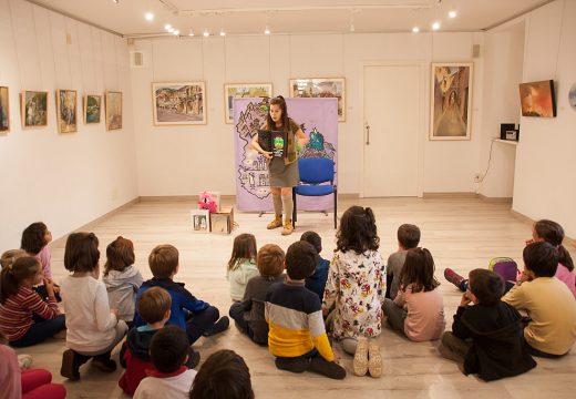 O Concello de Brión conmemorou o Día da Biblioteca cun contacontos familiar da man de Trémola Teatro