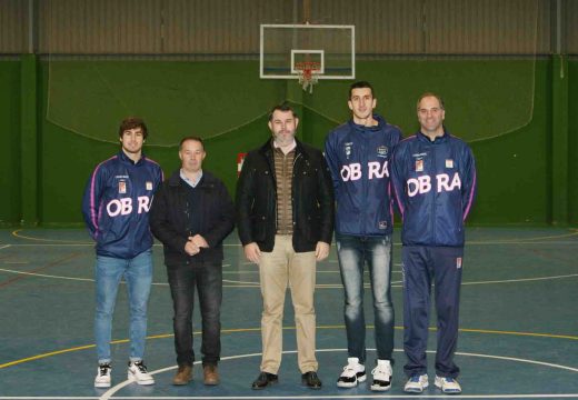 Xogadores do Monbus Obradoiro CAB  visitan o CEIP Castelao