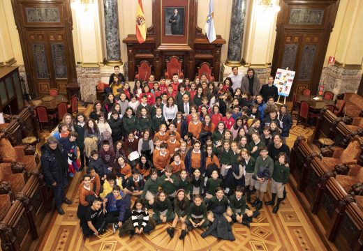 As voces das nenas e dos nenos escóitanse no pleno coruñés