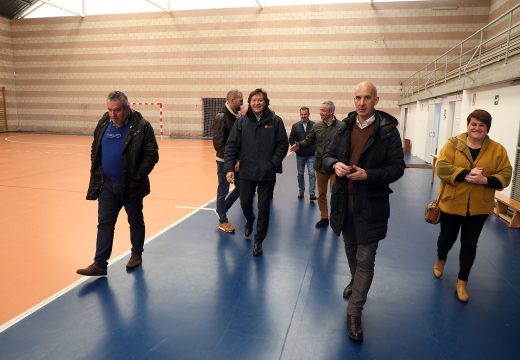 Lete Lasa supervisa o remate das obras do circuíto de calistenia de Santa Comba, o pavillón deportivo de Curtis e a gaiola de lanzamentos de Ordes que xuntas suman máis de 120.000 euros