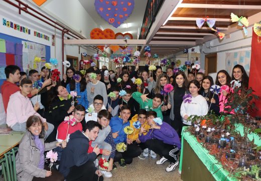 Os máis de 300 alumnos e alumnas do CPI Cernadas de Castro de Lousame crean un “Xardín da lembranza”, que recolle unha flor por cada vítima da violencia de xénero