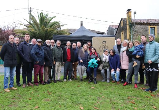 Un cento de ex alumnos e alumnas de Frades homenaxean a Manuel Cortiñas Pontón