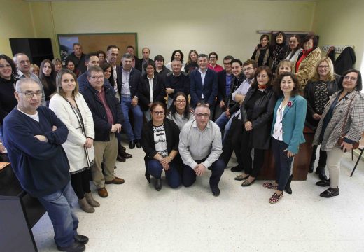 Ovidio Rodeiro visita o obradoiro de emprego de Mugardos que formará a 20 alumnos en atención sociosanitaria e carpintería