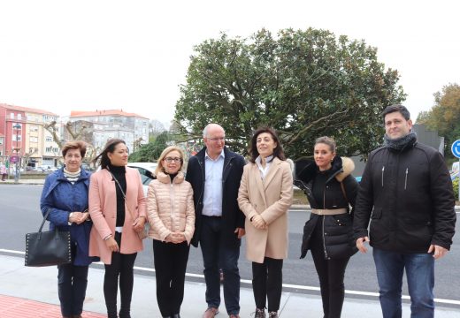 A conselleira de Medio Ambiente e o alcalde de Noia supervisan os traballos de humanización e ordenación realizados na Praza das Américas