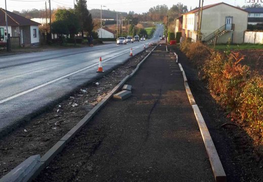 ARRANCARON AS OBRAS DE DOUS TRAMOS DE SENDA PEONIL A CARÓN DA N-550 QUE PERMITIRÁN UNIR CASTRELOS CO BARREIRO EN LEIRA, POR IMPORTE DE 43.500 EUROS