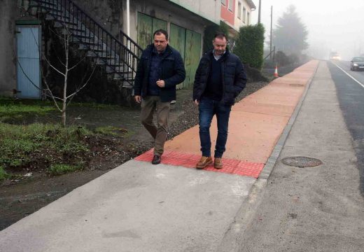 Rematadas as obras dos dous tramos de senda peonil a carón da N-550 que permitiron unir Castrelos co Barreiro en Leira, por un importe de 43.500 euros.