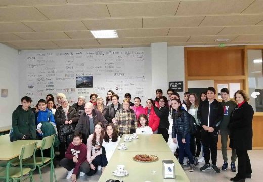 Os maiores do obradoiro Mente Activa comparten as súas vivencias sobre o Nadal co alumnado de 2º da ESO do IES Brión