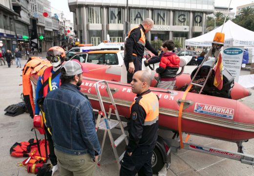 Os e as voluntarias de Protección Civil amosan o seu traballo en talleres e a través de fotografías