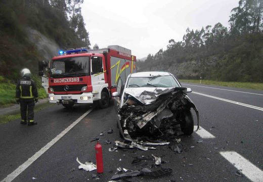 O GES de Brión asiste aos afectados por un accidente por alcance dun coche cun camión no corredor Brión-Noia sen feridos