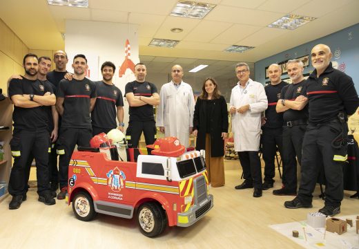 Os Bombeiros doan unha padiola en forma de camión para as nenas e os nenos do Materno Infantil