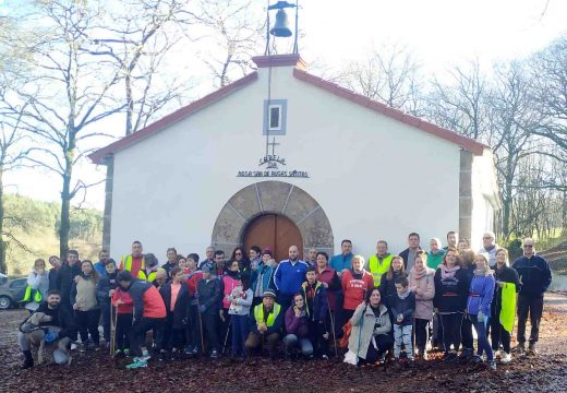 Sesenta veciños e veciñas de Frades participan na I Andaina Solidaria para a recollida de xoguetes para a Cruz Vermella