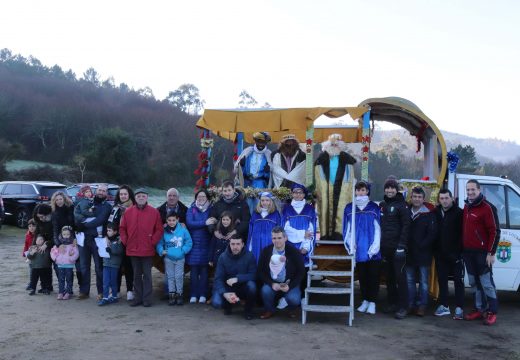 As temperaturas baixo cero non conxelan a Cabalgata de Reis de Lousame, unha das máis concorridas dos últimos anos