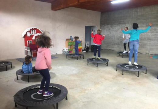 Os nenos e nenas do Lousame Concilia celebran obradoiros de bodyjumping e de decoración de bolsas de Nadal