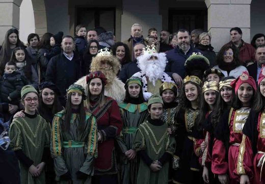 Os Reis Magos enchen Ordes de ilusión na máis multitudinaria cabalgata que se recorda.