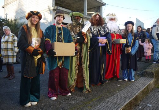 Os Reis Magos reparten agasallos aos nenos e nenas de Touro e visitan o Belén Vivinte