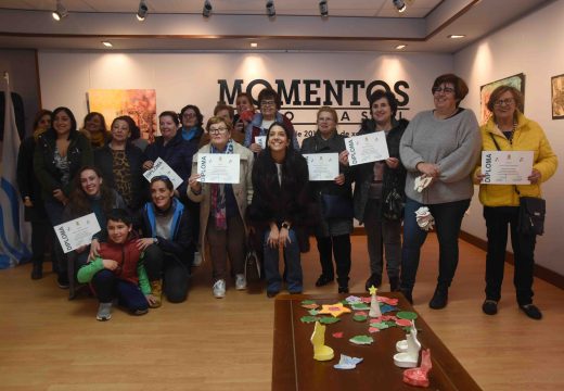 Entrega de diplomas aos asistentes aos obradoiros de cerámica de Nadal de Riveira