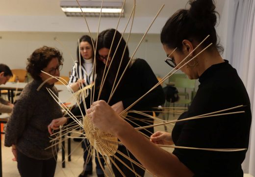 O Concello de Lousame convoca dous obradoiros de cestaría, un de tapicería e outro para a elaboración de lámpadas de origami