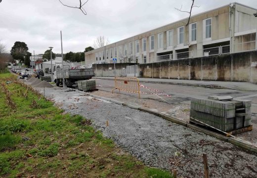 O Concello de Brión completa o tramo de beirarrúas pendente no Paseo de Pedrouzos, diante do instituto e do colexio