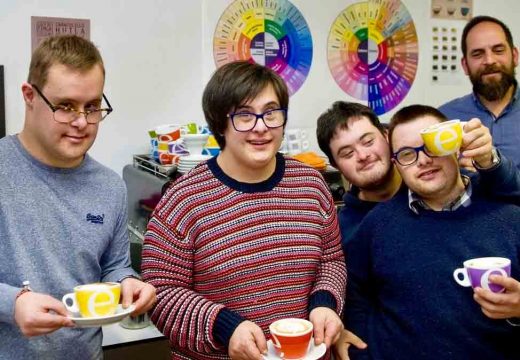 O Concello e Down Coruña poñen en marcha “Down Café” no quiosco da praza de Ourense