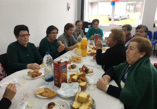 Unha trintena de maiores participan na Festa de Entroido do Programa Activa-Mente do Concello de Lousame