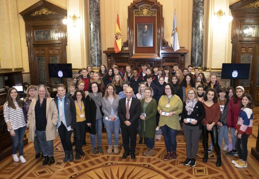 O concelleiro de Cultura recibe en María Pita o alumnado e profesorado dos países que participan no programa Erasmus+KA2