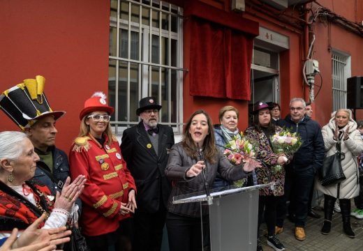 Inés Rey descobre unha placa en homenaxe a Fernando Amaro, “a alma do Entroido coruñés”