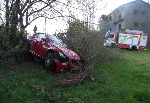 O GES de Brión participa na retirada dun vehículo accidentado e sen feridos na AC-543 na entrada do paseo do Río Pego (Brión)