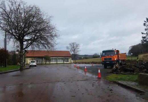 Comezan as obras de humanización da contorna do centro de saúde de Abellá, que teñen un prazo de execución de 2 meses