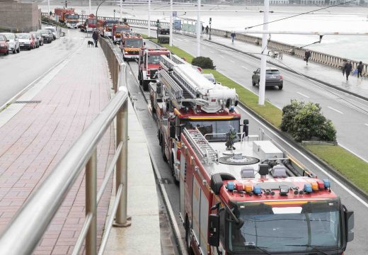 Os Bombeiros percorren a cidade cos vehículos que incorporaron este ano ao servizo