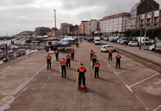 Voluntarios de Protección Civil de Ribeira controlan o acceso ao mercadiño dos sábados e reparten material preventivo