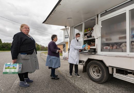 Os camións tenda e os pequenos ultramarinos, imprescindibles para o rural en tempos de confinamento