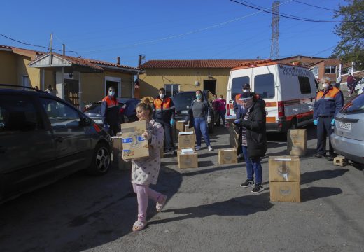 Benestar Social desprégase nos asentamentos precarios da cidade para proporcionar material didáctico e concienciar sobre o Covid-19